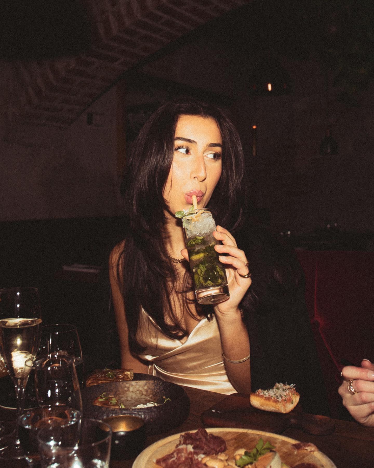 Bild på kvinna som dricker drink på Iberico i mysig miljö