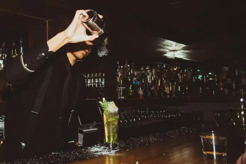 restaurang-uppsala-bartender-blandar-drinkar-hos-iberico.jpg