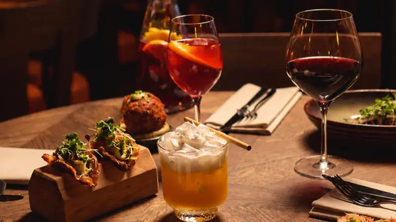 Bild tapas con vino